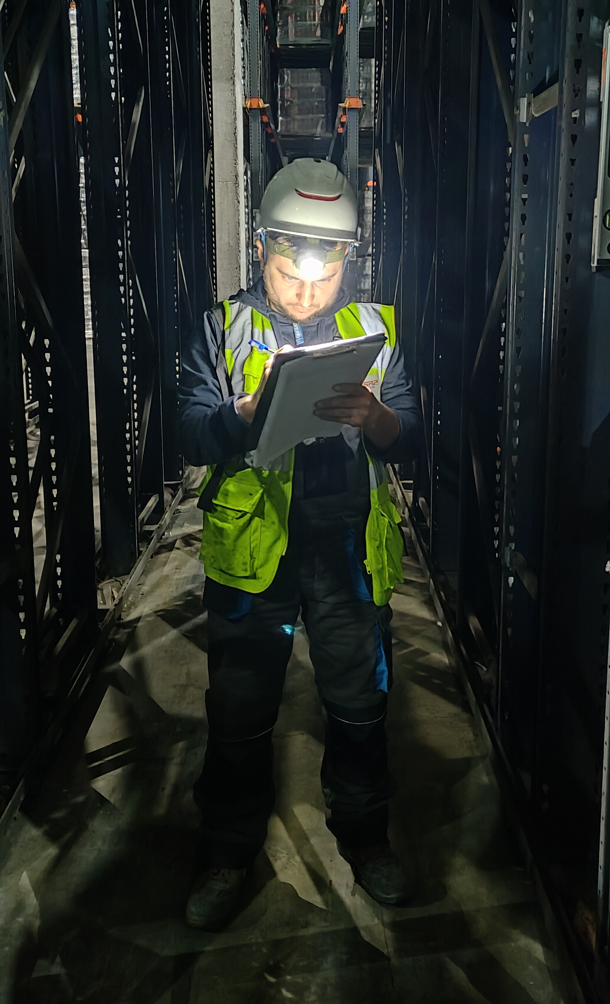 Візуальний огляд стелажів на наявність пошкоджень